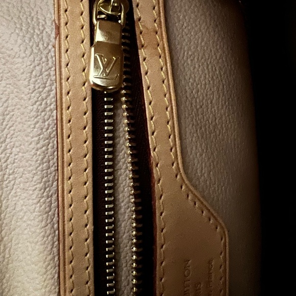 Authentic Louis Vuitton Bucket GM - Picture 10 of 15